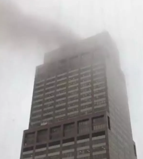 突发！场面堪比911，直升飞机撞向曼哈顿大楼