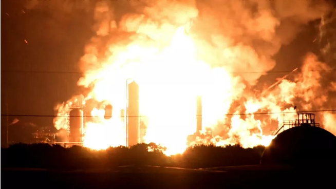 突发！美国一炼油厂发生大爆炸！腾起的蘑菇云像原子弹爆炸，宛如人间炼狱