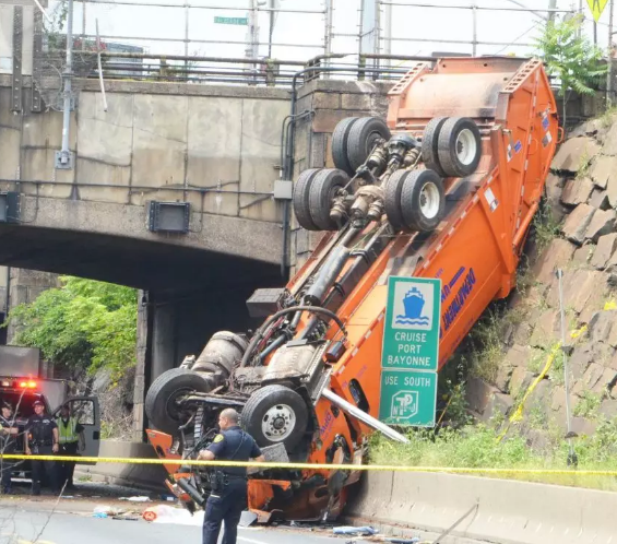 刚刚! 一辆重型卡车横扫NJ大街, 17人受伤, 纽约晚高峰噩梦般瘫痪
