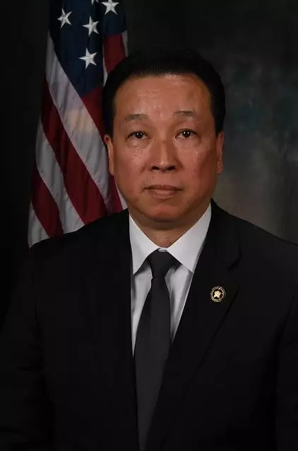 230多年后 美国终于迎来了首位华裔美国法警