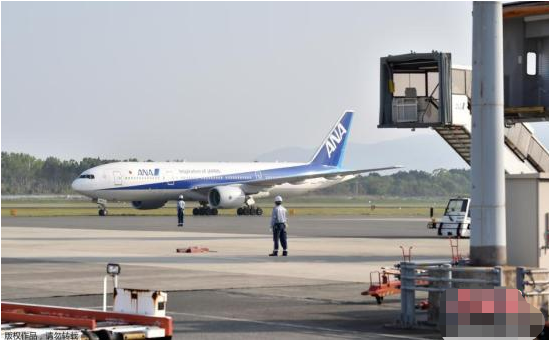 日本全日空客机因发动机故障紧急迫降 无人受伤
