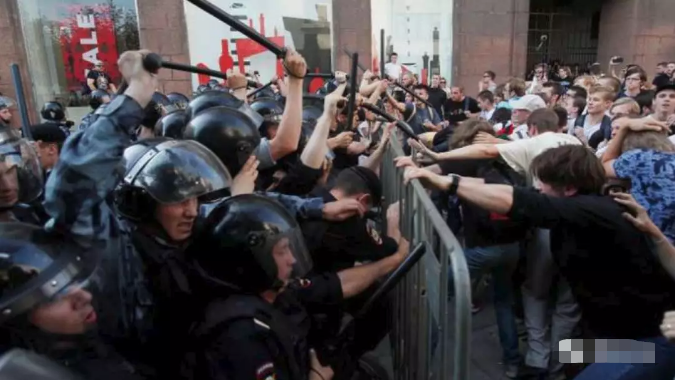 俄罗斯警察逮捕800多名示威者