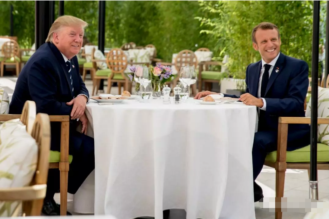 G7峰会遭游行，川普第一个约吃饭的是马克龙…