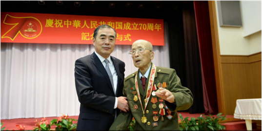 中国驻日使馆为日籍老战士颁发纪念章