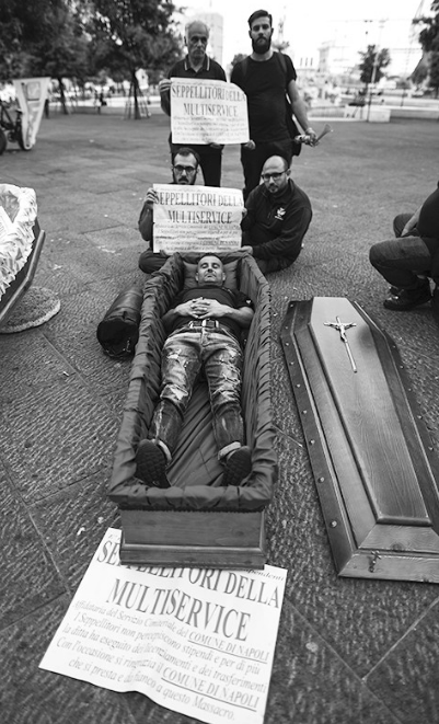 意大利殡葬业者因欠薪发起抗议:市政府门前摆棺材
