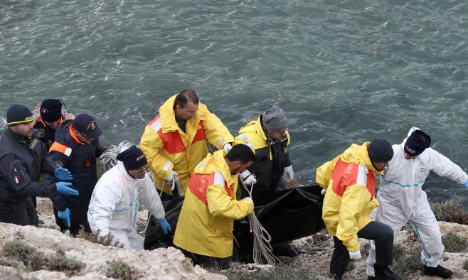 意大利巡逻艇外海救起143名坠海移民 约20人失踪