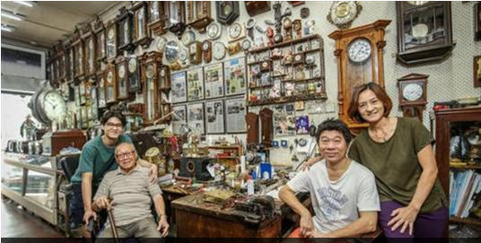 新加坡华裔钟表老店传承72年 三代人传承祖业