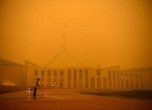 首都烟熏火燎，澳大利亚政府机构临时搬迁、关闭
