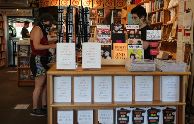 今上市！波顿新书热卖，读者：川普政策一团糟令人不安。