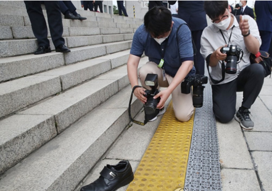 韩国总统文在寅被扔鞋 涉事男子当场被捕!