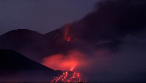 意大利埃特纳火山喷出火山灰云 尚未影响附近机场!