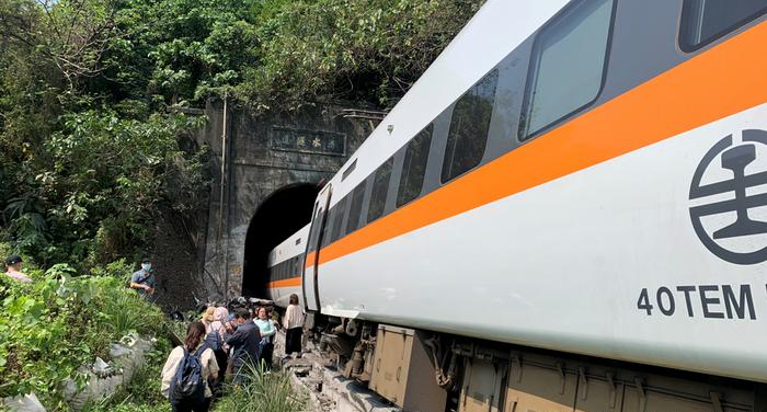 台湾火车出轨意外 至少50人罹难！