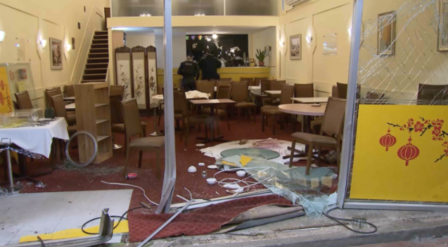 澳大利亚一中餐馆惨遭汽车冲撞：现场狼藉 顾客慌逃！