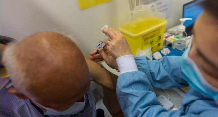 新冠疫苗接种率低 为何港人欠缺“强心针”？