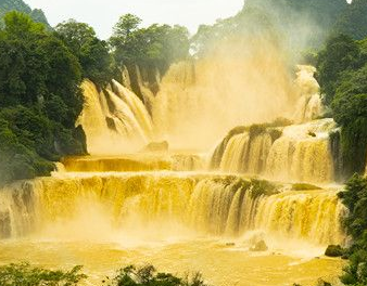 广西：亚洲第一跨国瀑布水量暴涨 变身“黄金瀑布”