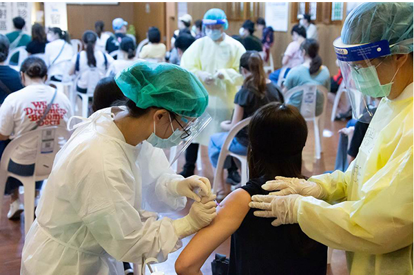 台湾今日开放AZ疫苗混打 岛内药师：“台湾一直有个标准作业流程”！