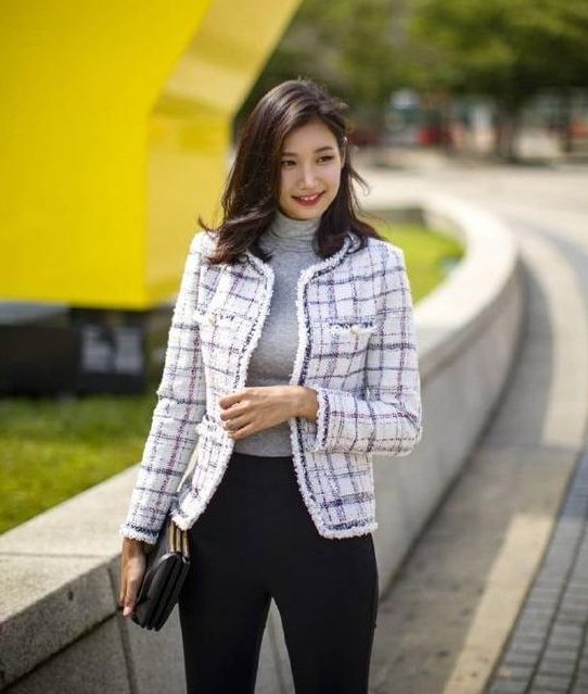 韩国美女身材好，拥有他人梦寐以求的小蛮腰，还有逆天大长腿！