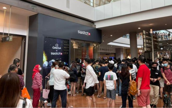 新加坡人抢“表”多疯狂，不顾疫情、直接挤晕、店家快哭了！