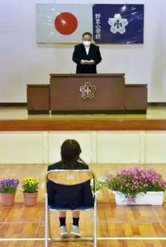 日本女孩感染病毒错过开学典礼，学校单独为她补办！