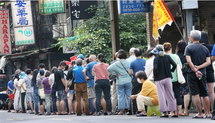 台湾民众抱怨排队买快筛 1450竟做图嘲讽？