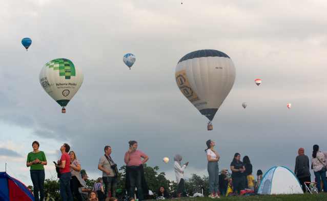 德国举行第十三届波恩气球节 各式气球吸引大批观众！