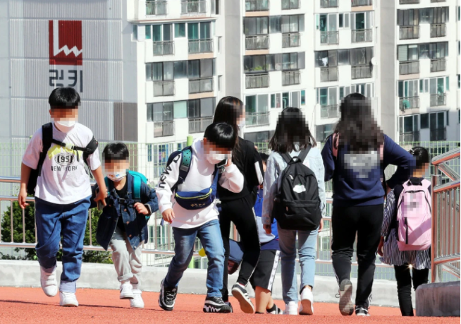 小学入学年龄降至5周岁？韩国新政策引发争议！