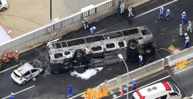 日本名古屋一大巴侧翻起火，已致2死9伤！