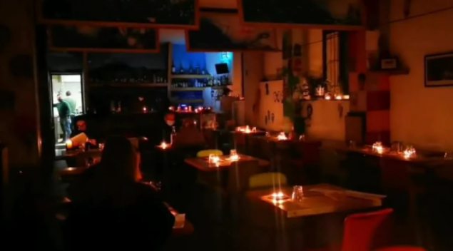 欧洲能源危机愈演愈烈 意大利一餐厅点蜡烛营业！