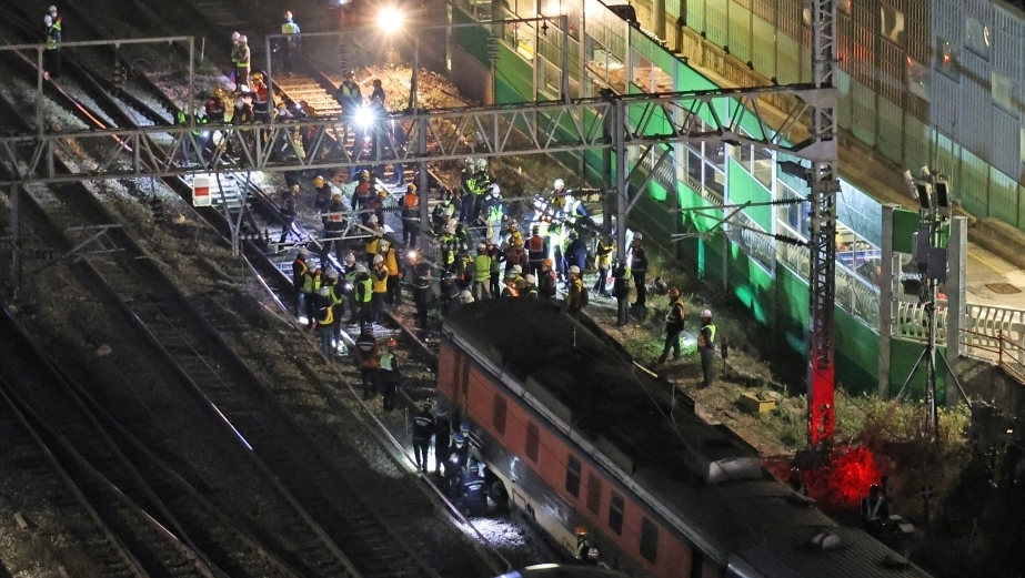 韩国一载有275名乘客列车发生脱轨事故 致约30多人受伤！