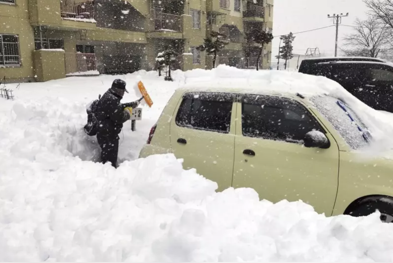 日本大雪已致17人死亡近百人受伤 数万户停电！