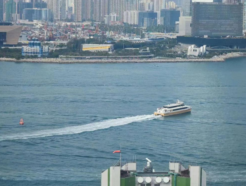 恢复通关首日，香港开往内地首个水上航班抵达深圳！