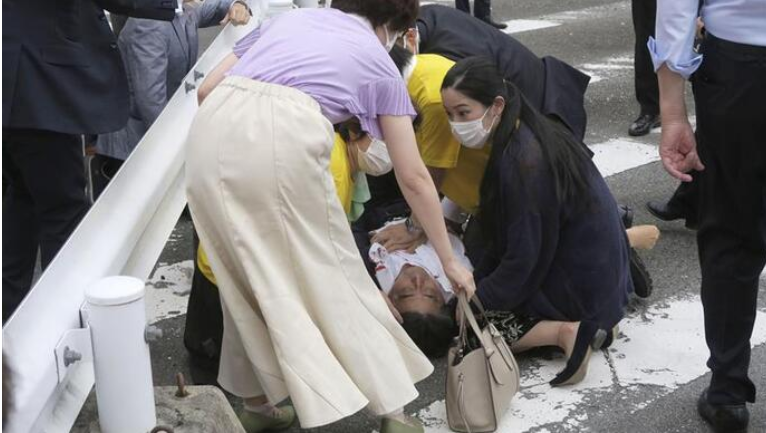 日本超过上万名网友签名为枪杀安倍晋三的凶手请愿减刑，有人称他为“受害者”！