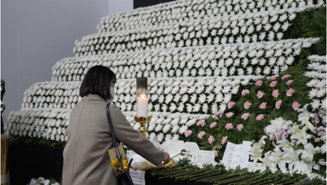 韩国国会举行梨泰院事故百日追悼会 亲历者吁查明真相！