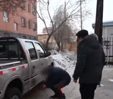 新疆乌苏警方破获一系列盗窃车辆三元催化器案 实拍围捕嫌疑人