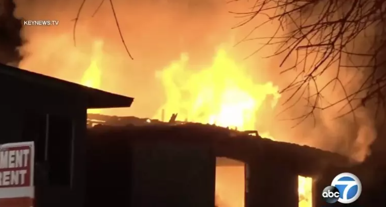 恍若地震！洛县公寓突发大火，1死12人流离失所，周边多栋建筑惨遭蔓延！