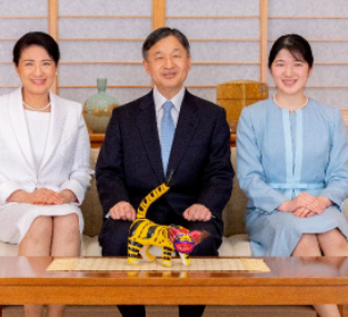 日本爱子公主21岁就被逼婚！王室为保血统让她和亲戚联姻，没毕业就被当生育工具…