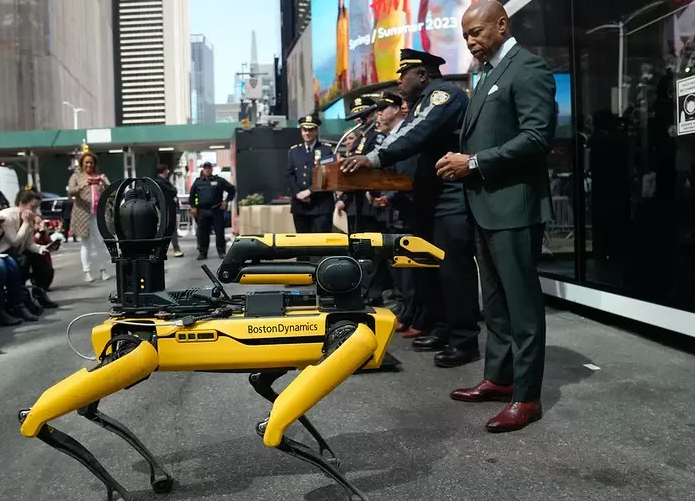 机器警犬重返纽约市 蛋形机器人与警员一同执勤！