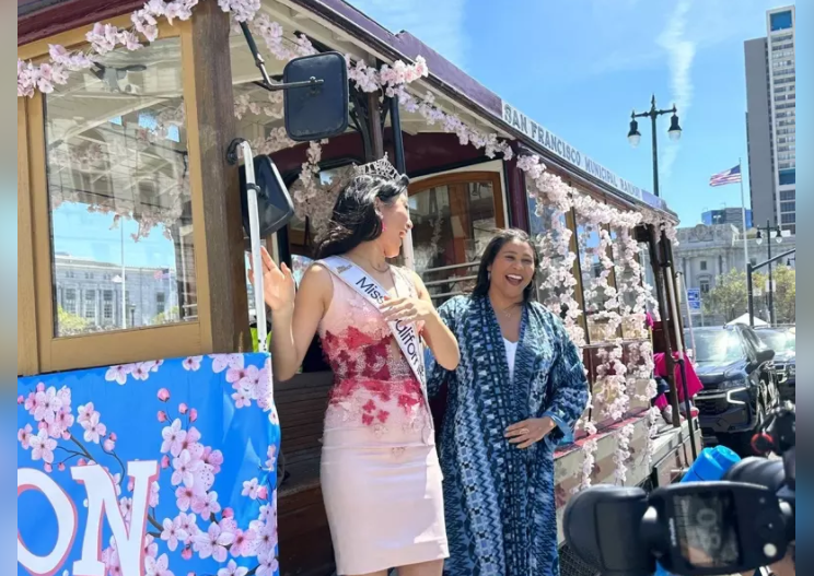 旧金山樱花节巡游吸参数万人，市长以樱花装饰缆车！