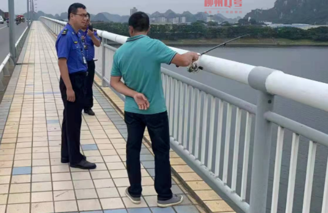 注意！在桥面做这事，柳州已有人被罚100元！