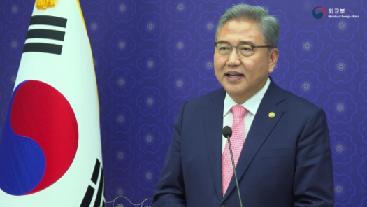 韩国外交部长朴振：希望中日韩共同开创未来新合作的大路!