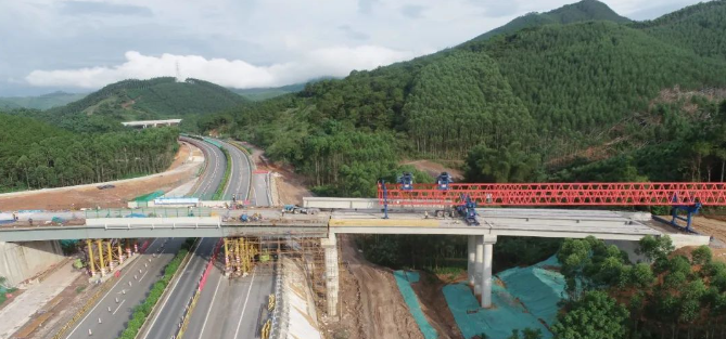 【防城港】吴上高速三分部项目又一座大桥实现全幅贯通!