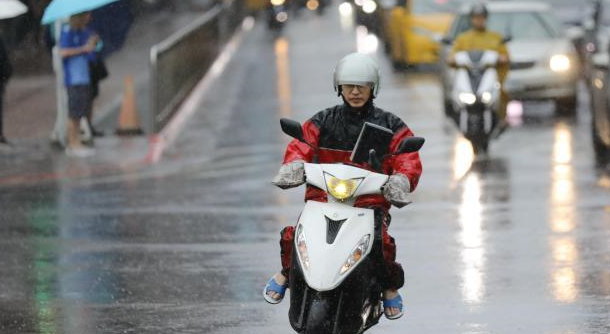 台湾多个县市遭遇强降雨 台北有路树倒伏